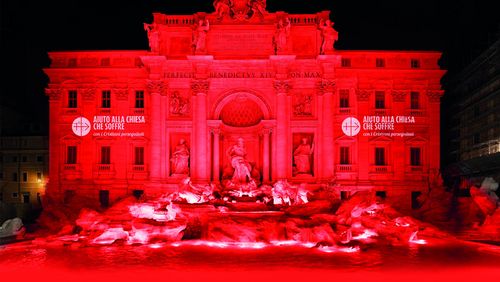 La Fontana di Trevi, a Roma, illuminata di rosso nel 2016 (Foto: «Aiuto alla Chiesa che Soffre (ACN)»)