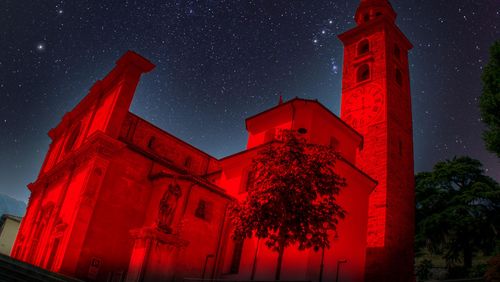 La cattedrale di S. Lorenzo, a Lugano, illuminata di rosso (2021) (Foto: «Aiuto alla Chiesa che Soffre (ACN)»)
