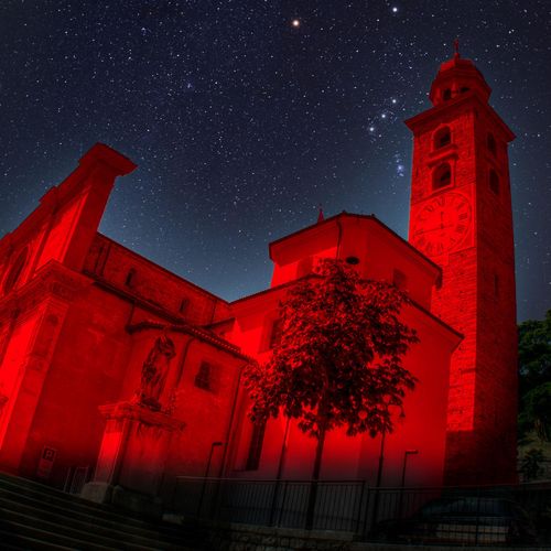 La cattedrale di S. Lorenzo, a Lugano, illuminata di rosso (2021) (Foto: «Aiuto alla Chiesa che Soffre (ACN)»)